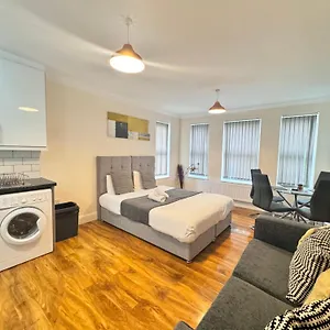 Near Heathrow! Pristine, Convenient & Only 5 Mins To The Terminals Homestay Staines-upon-Thames
